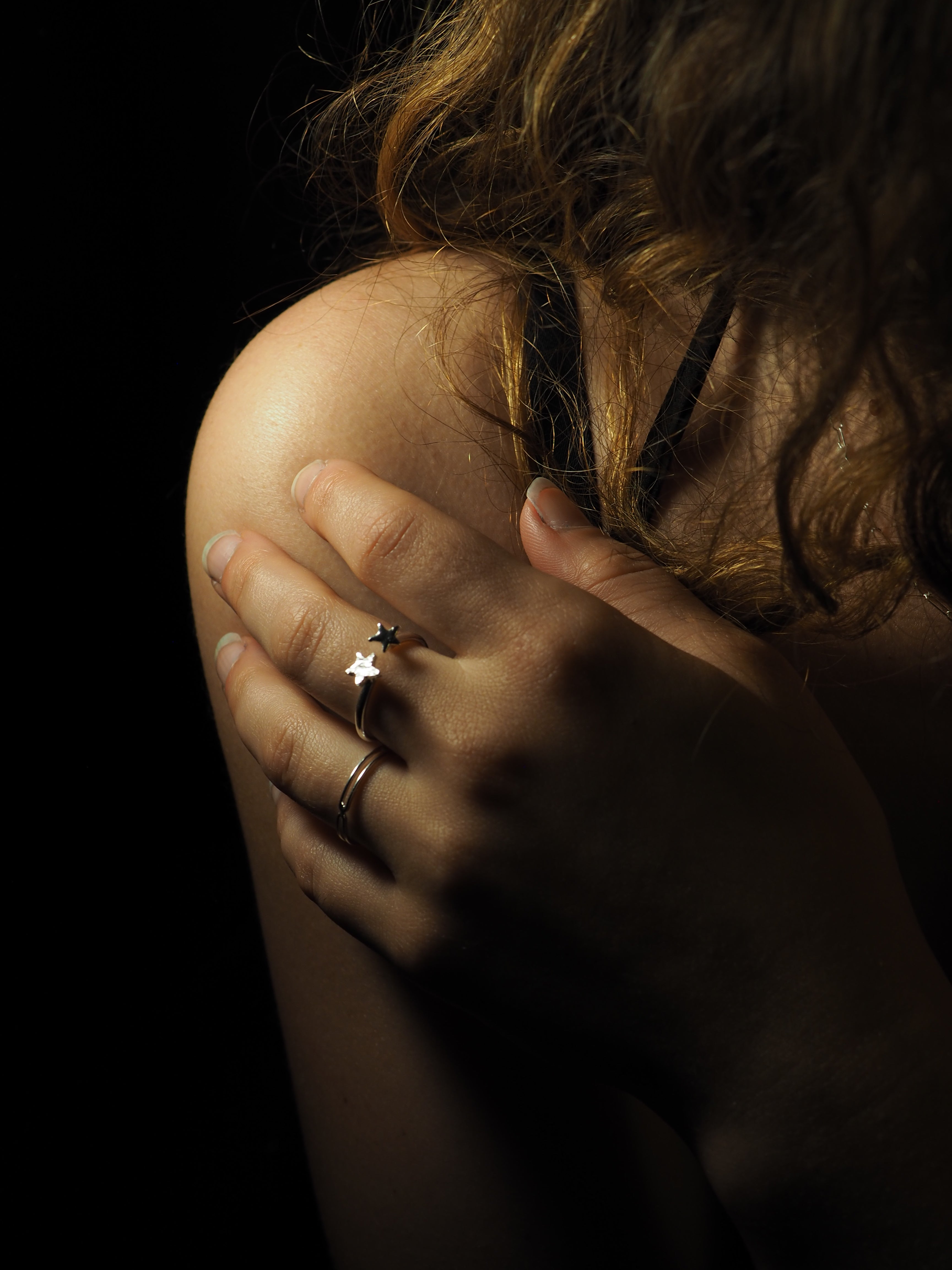 Bague ouverte en fil rond ornée de deux étoiles ✨