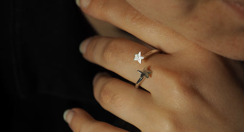 Bague ouverte en fil rond ornée de deux étoiles croisées ✨