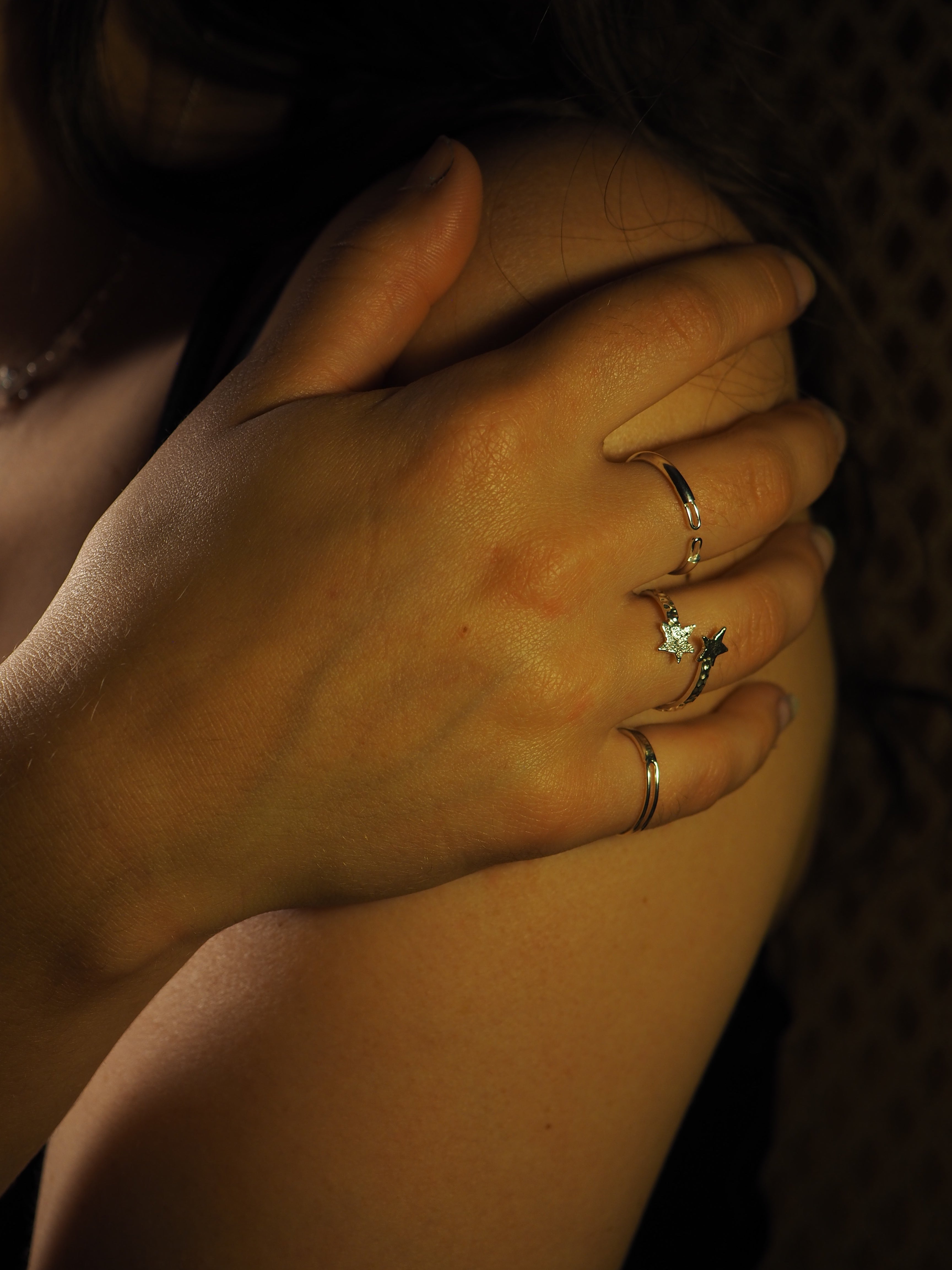 Bague ouverte texturée et ornée de deux étoiles ✨