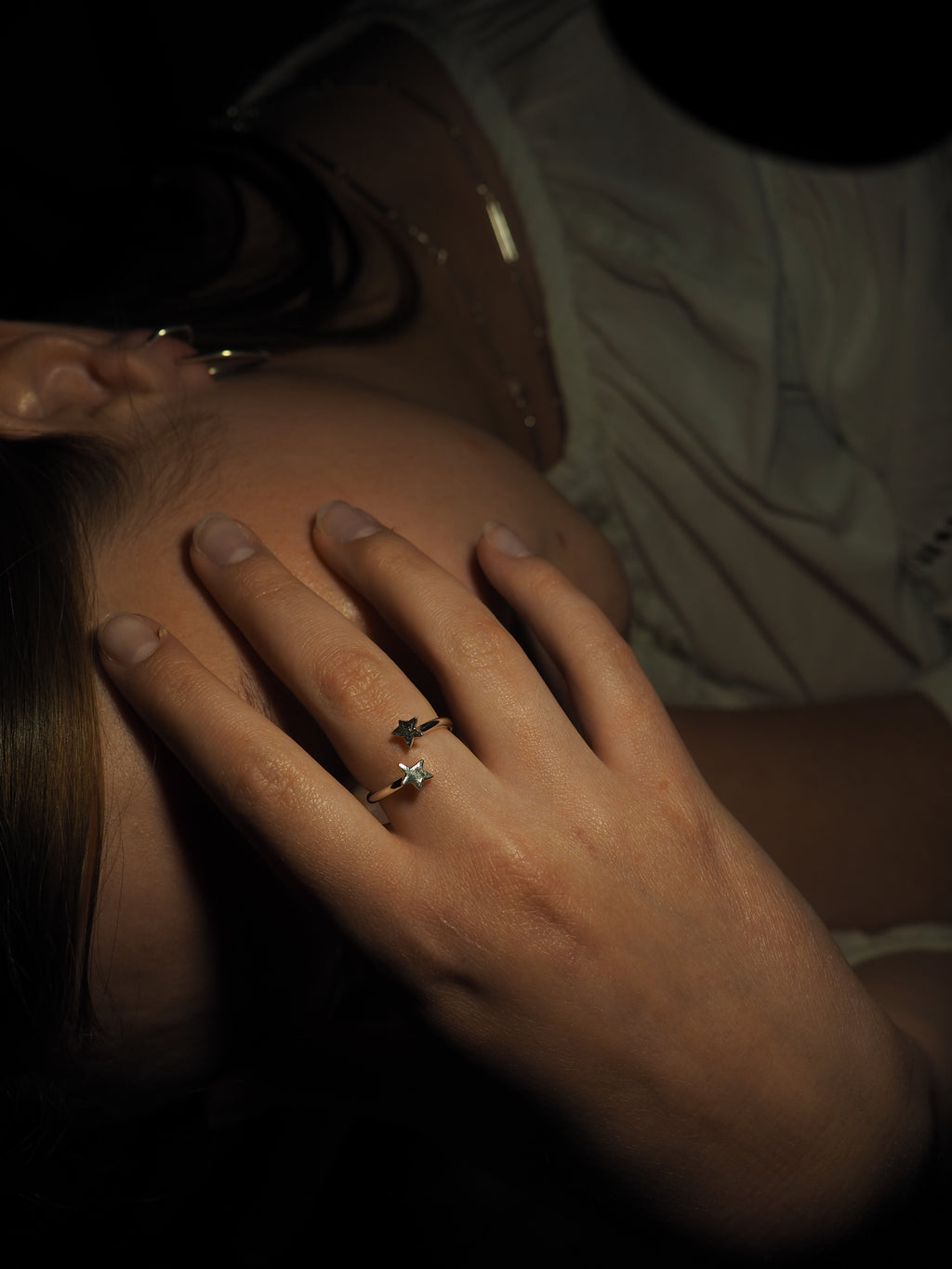 Bague ouverte en fil rond ornée de deux étoiles croisées ✨