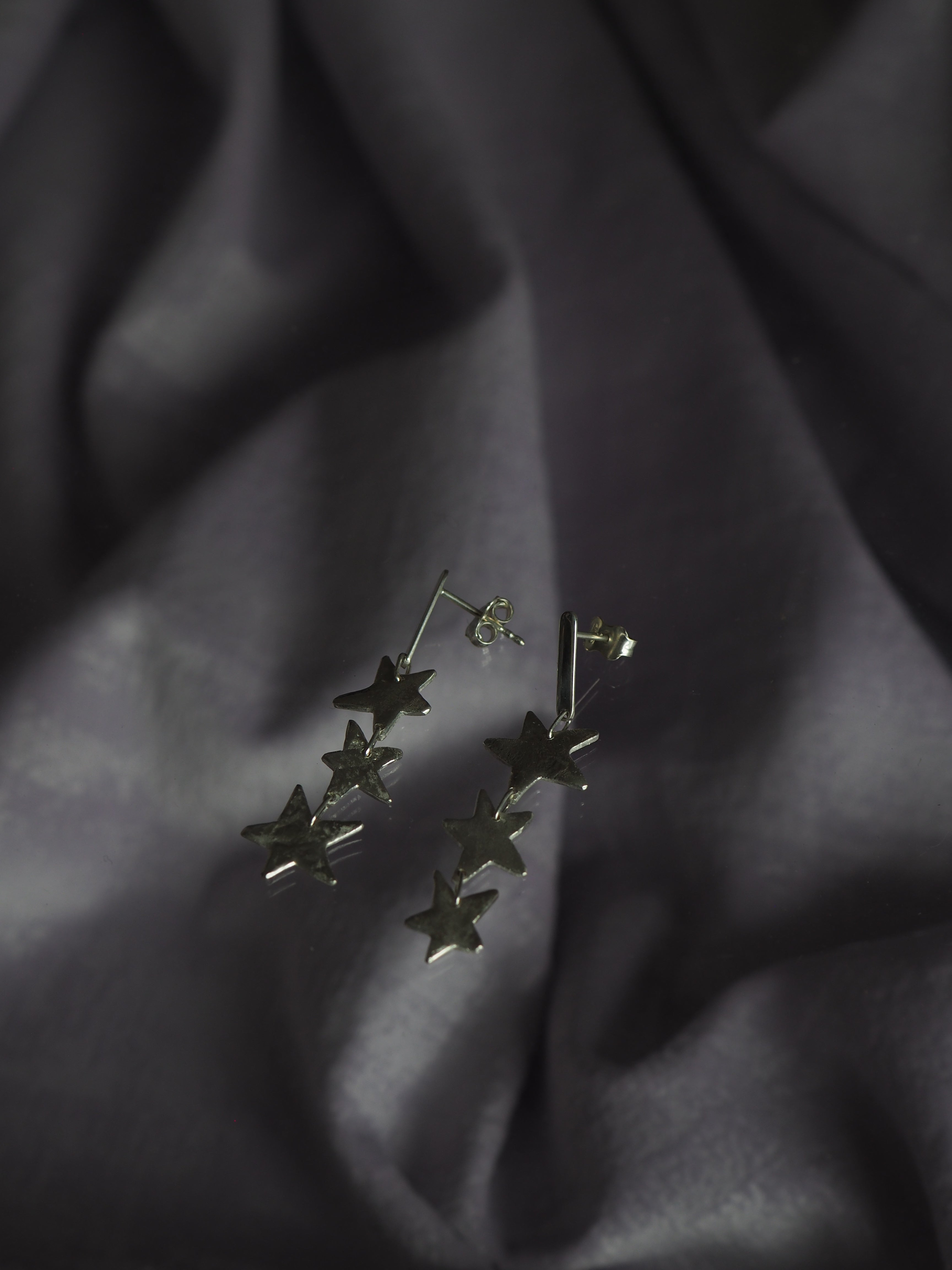 Boucles d’oreilles plates ponctuées de trois étoiles ✨