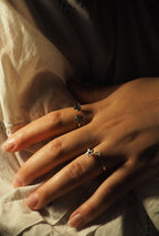 Bague ouverte en fil rond ornée de deux étoiles croisées ✨