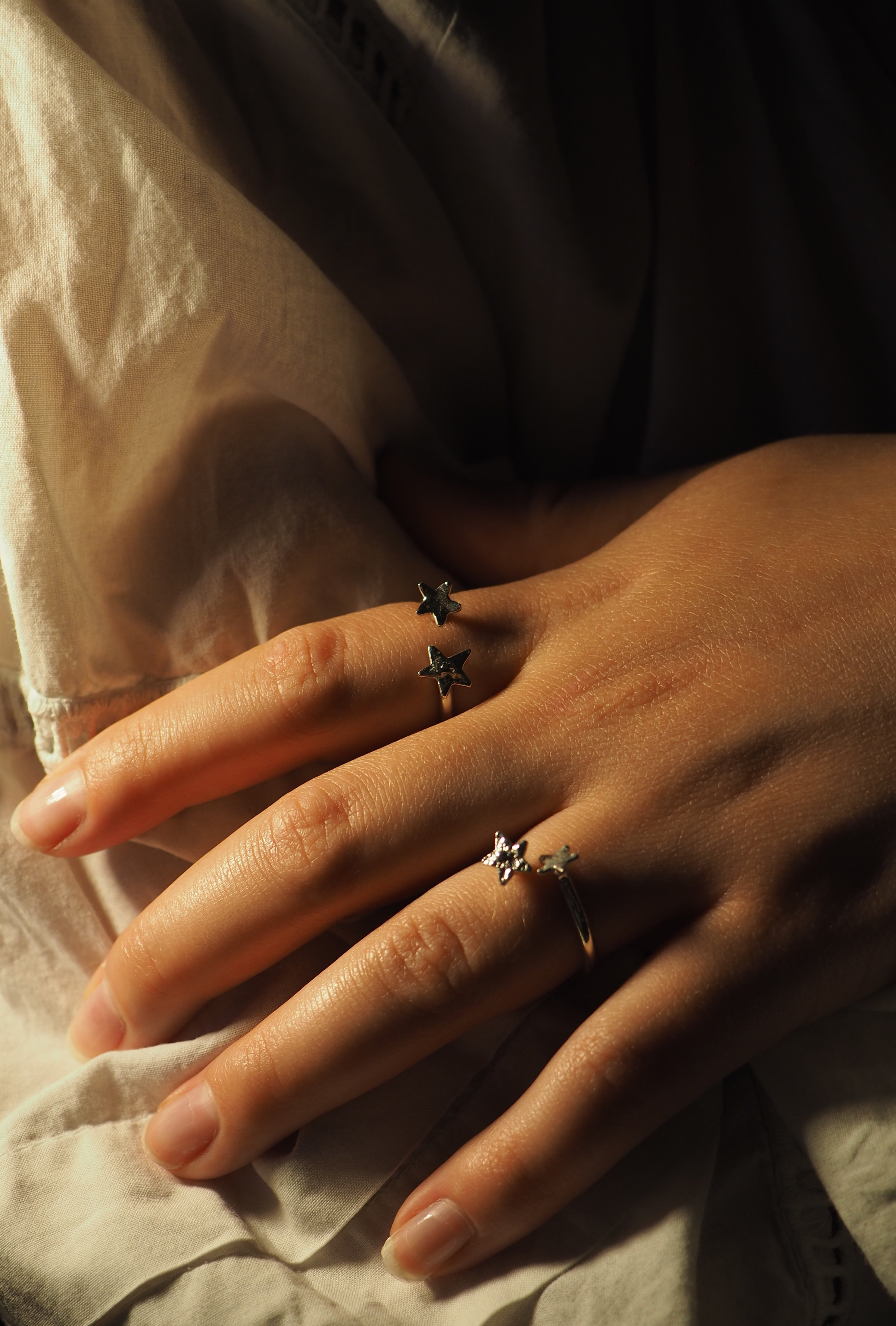 Bague ouverte en fil rond ornée de deux étoiles ✨