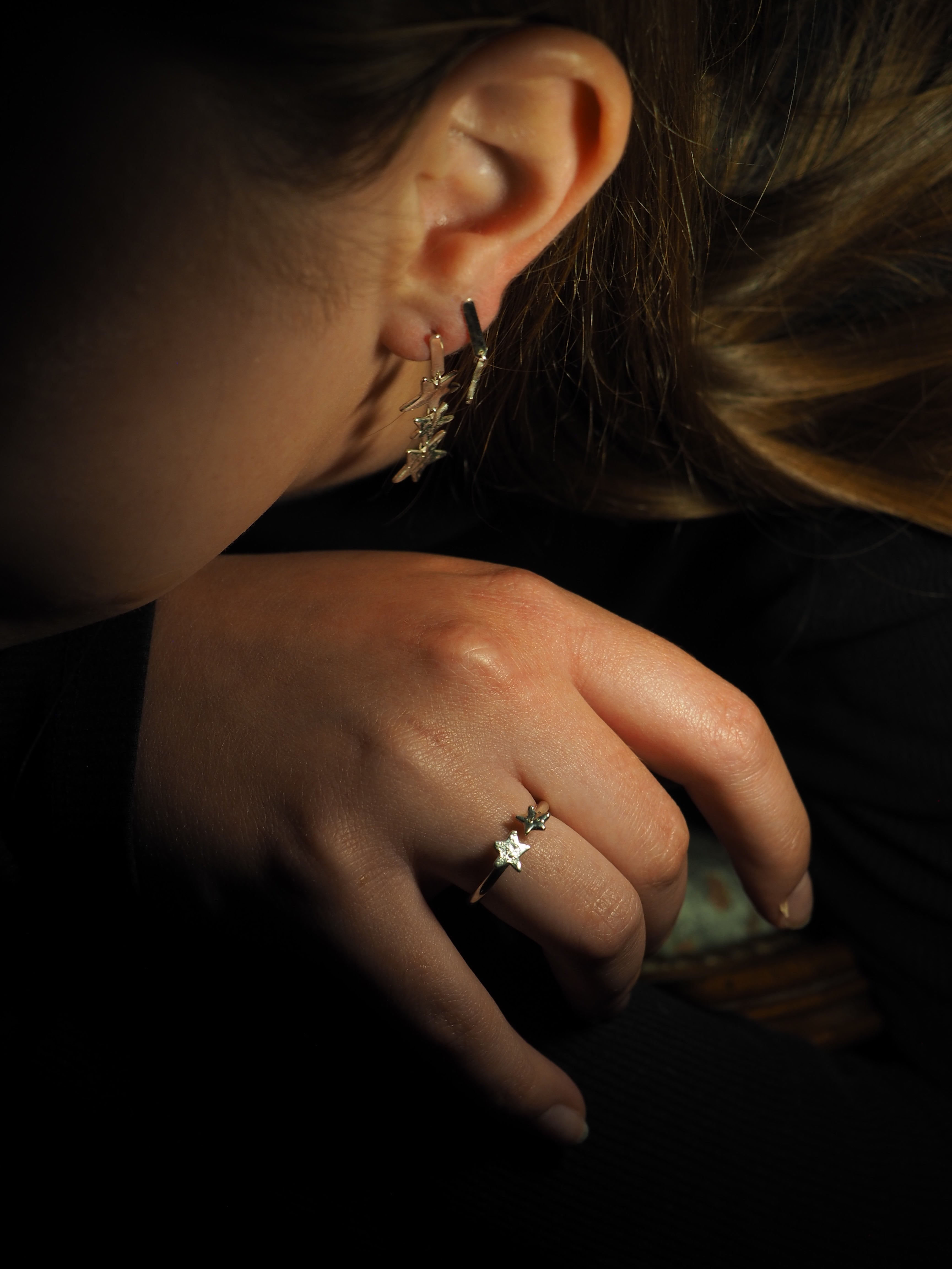 Bague ouverte en fil rond ornée de deux étoiles ✨