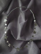 Collier constellé de petites et grandes étoiles✨