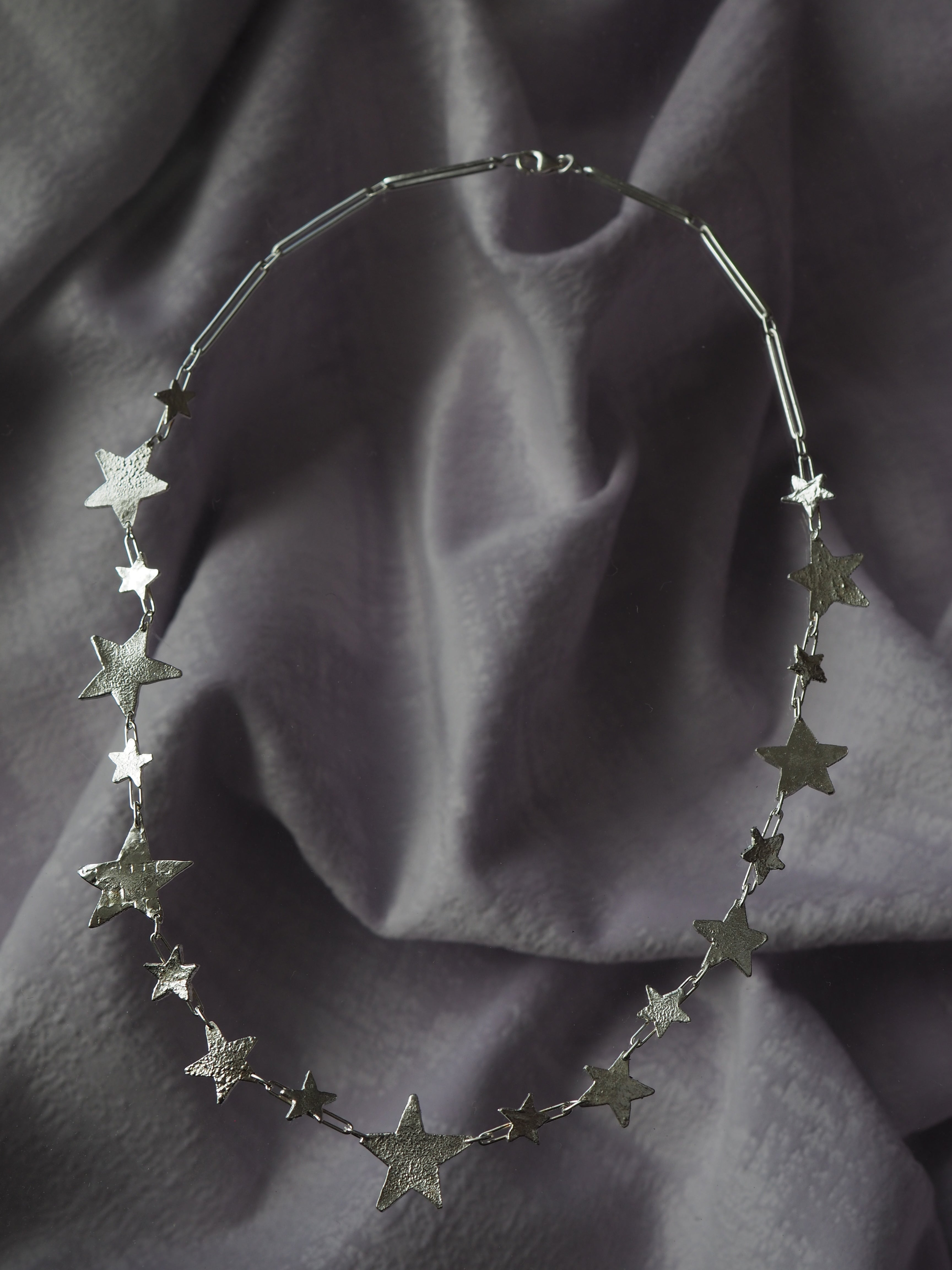 Collier constellé de petites et grandes étoiles✨