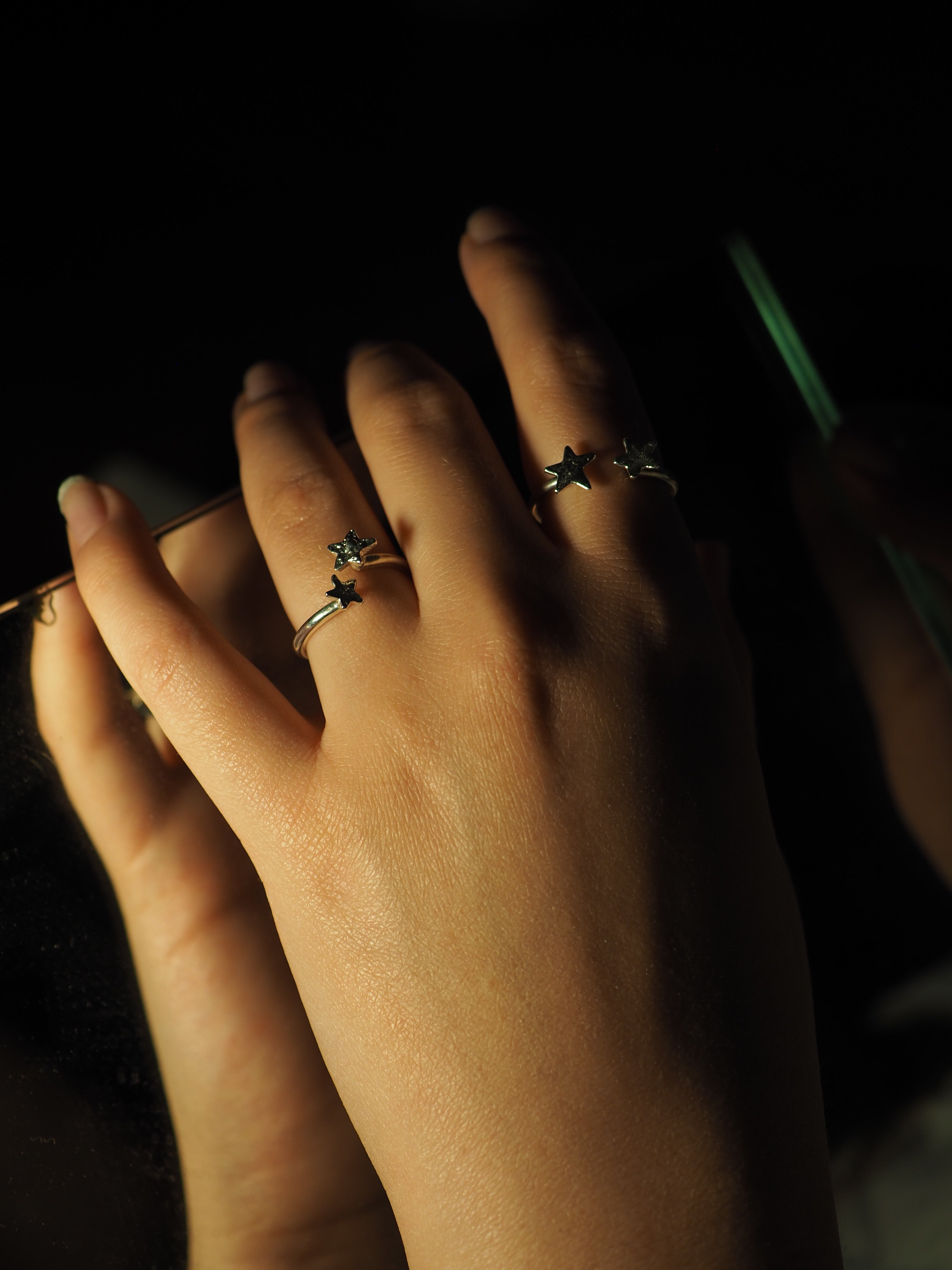 Bague ouverte en fil rond ornée de deux étoiles ✨