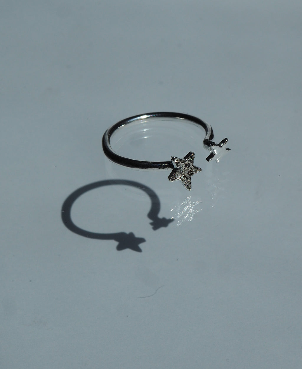 Bague ouverte en fil rond ornée de deux étoiles ✨