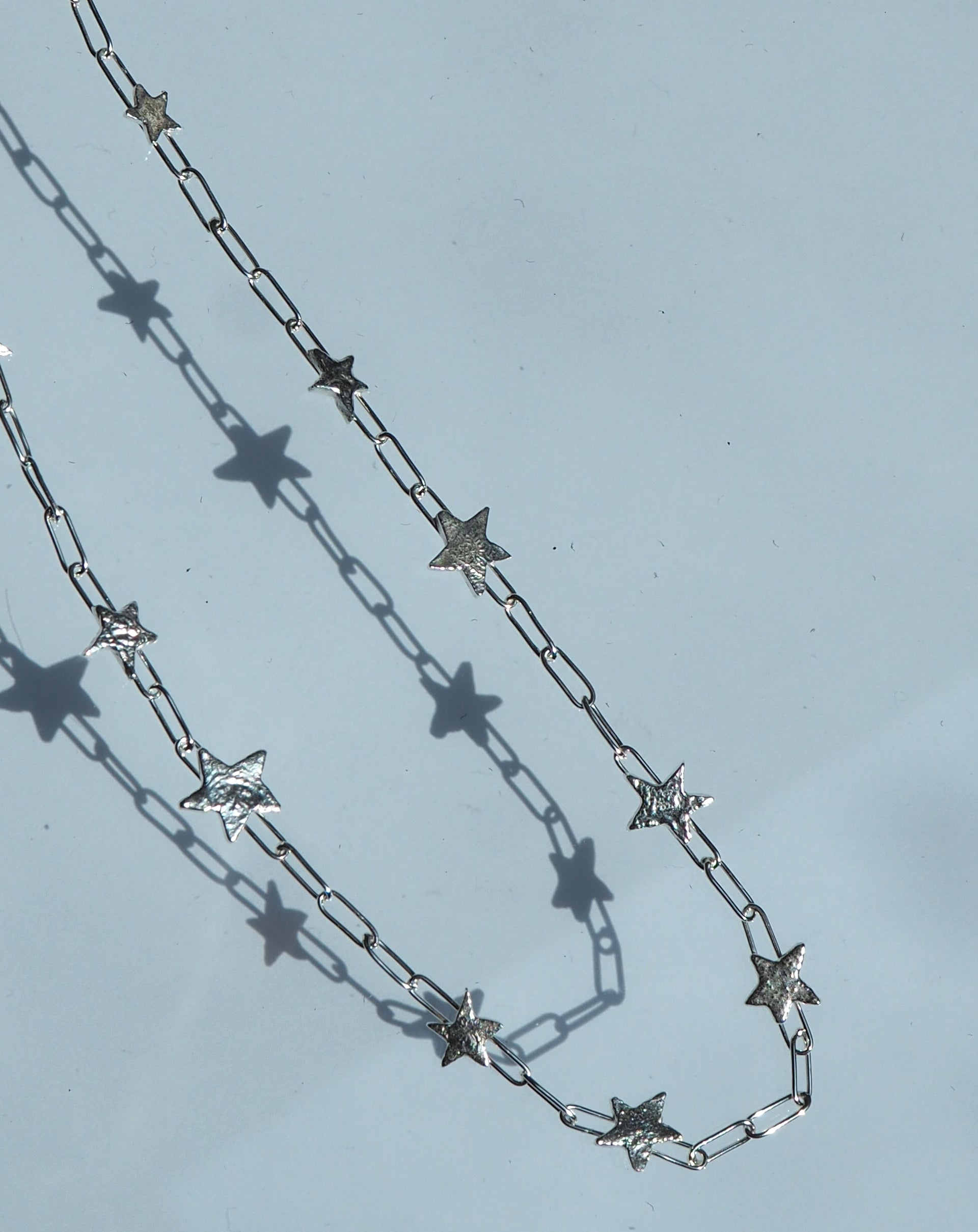 Collier court parsemé d'étoiles ✨