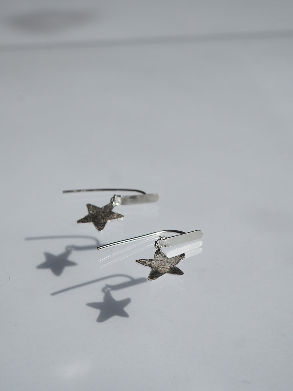 Boucles d’oreilles plates ponctuées d’une étoile ✨