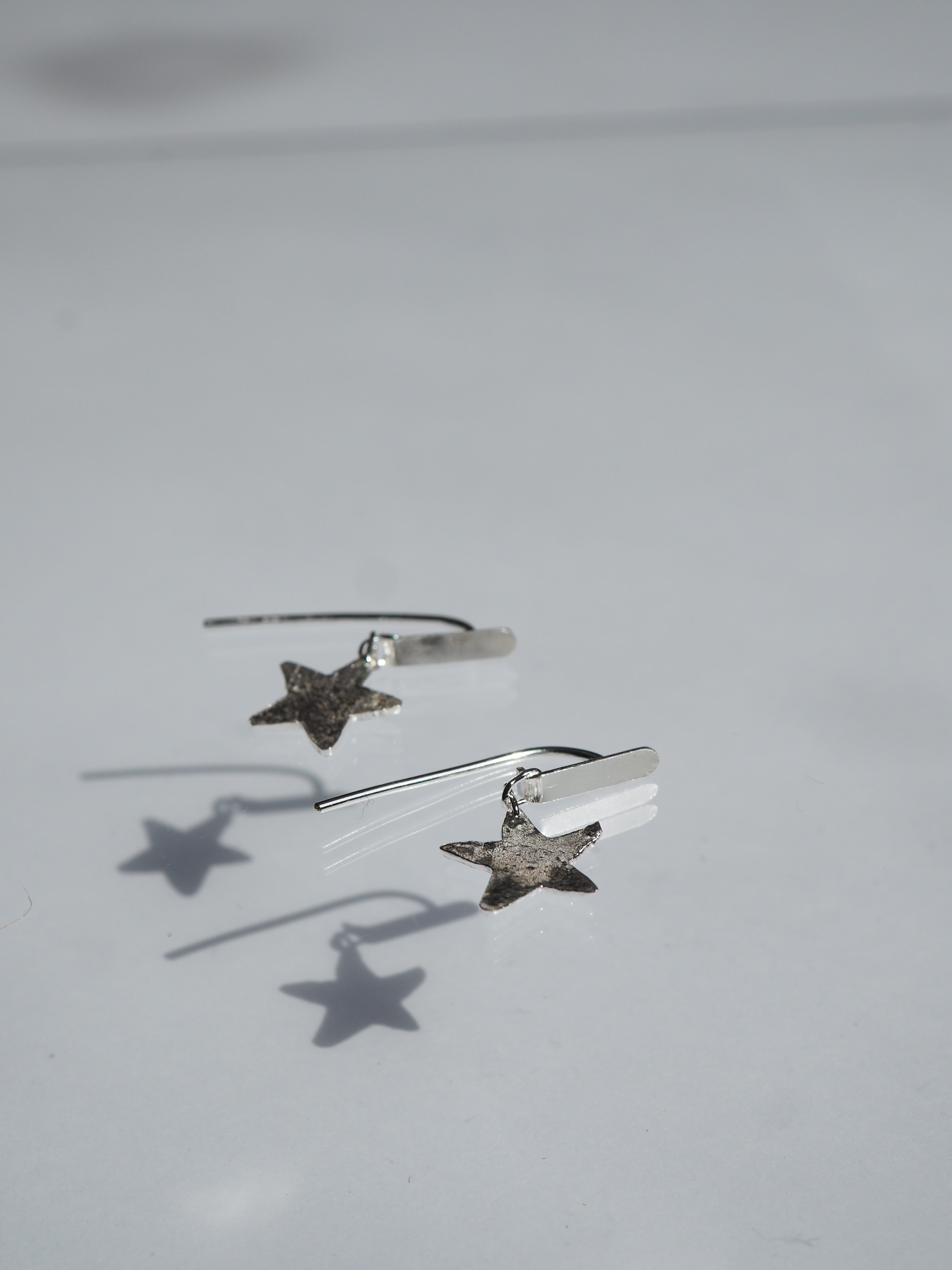 Boucles d’oreilles plates ponctuées d’une étoile ✨