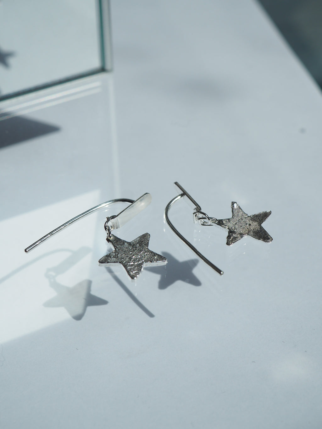 Boucles d’oreilles plates ponctuées d’une étoile ✨