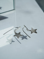 Boucles d’oreilles plates ponctuées d’une étoile ✨