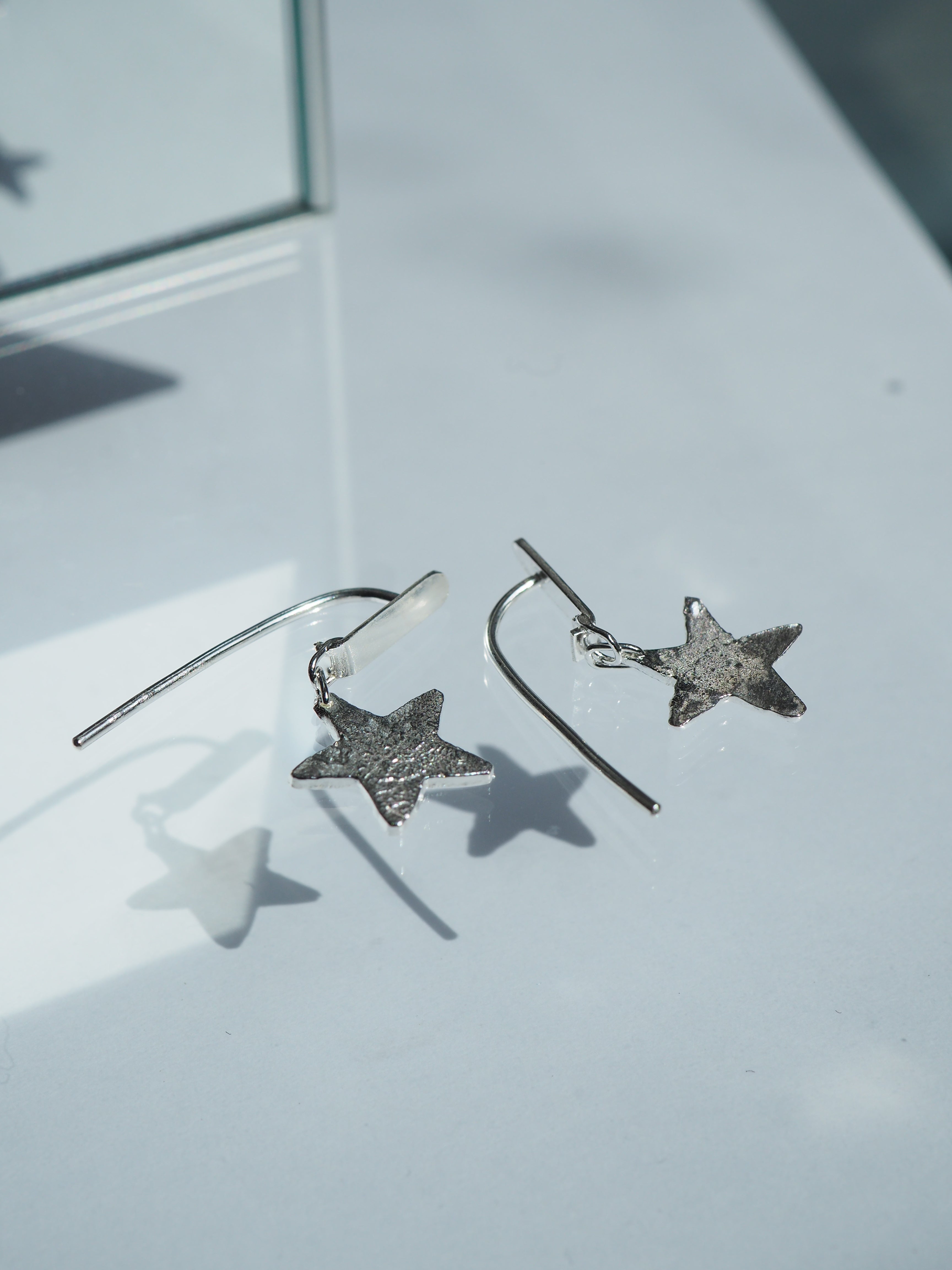 Boucles d’oreilles plates ponctuées d’une étoile ✨