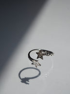 Bague ouverte texturée et ornée de deux étoiles ✨