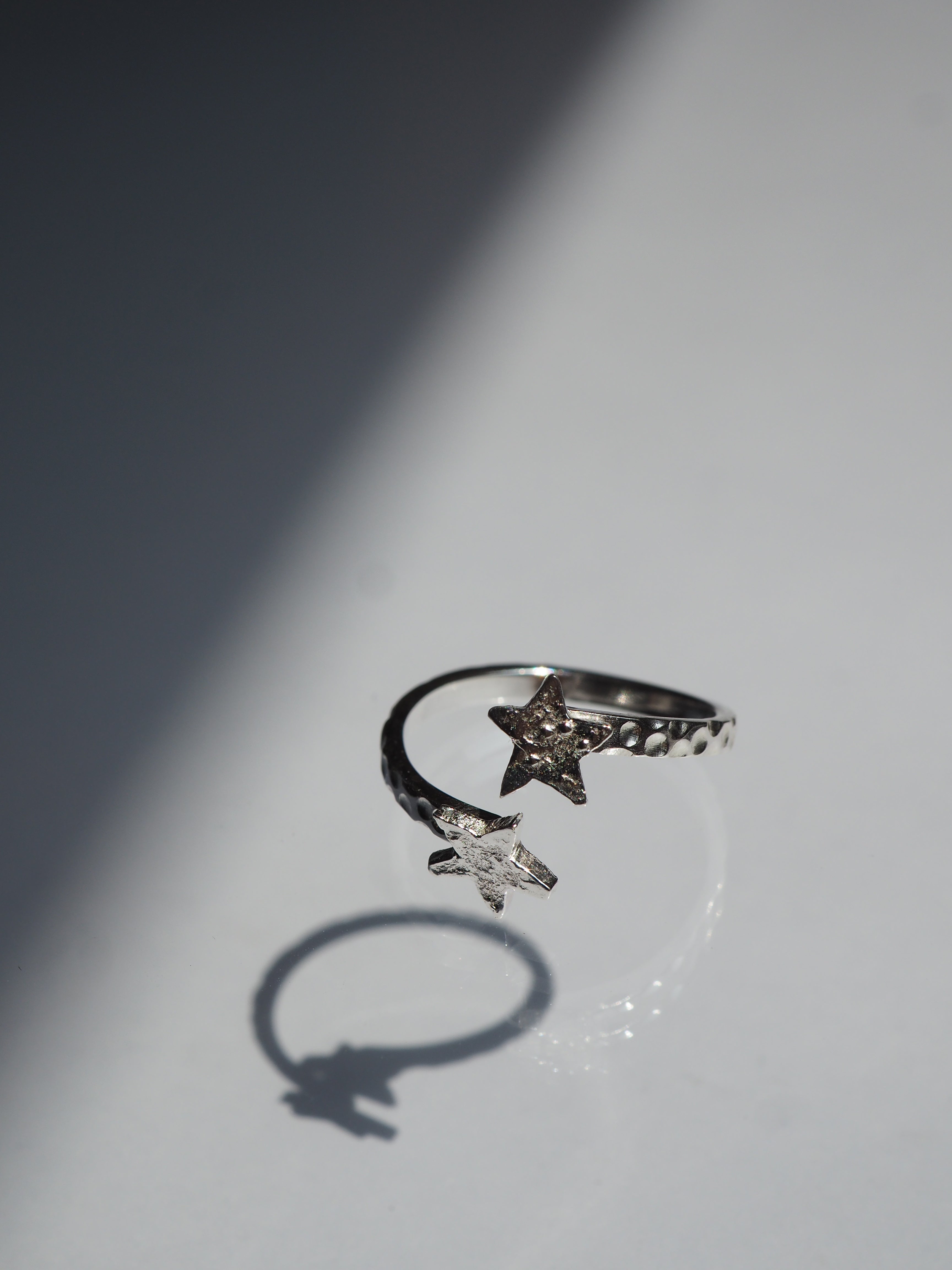 Bague ouverte texturée et ornée de deux étoiles ✨