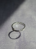 Bague semi ouverte texturée ponctuée d'un anneau ovale ✨