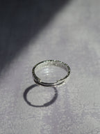 Bague semi ouverte texturée ponctuée d'un anneau ovale ✨
