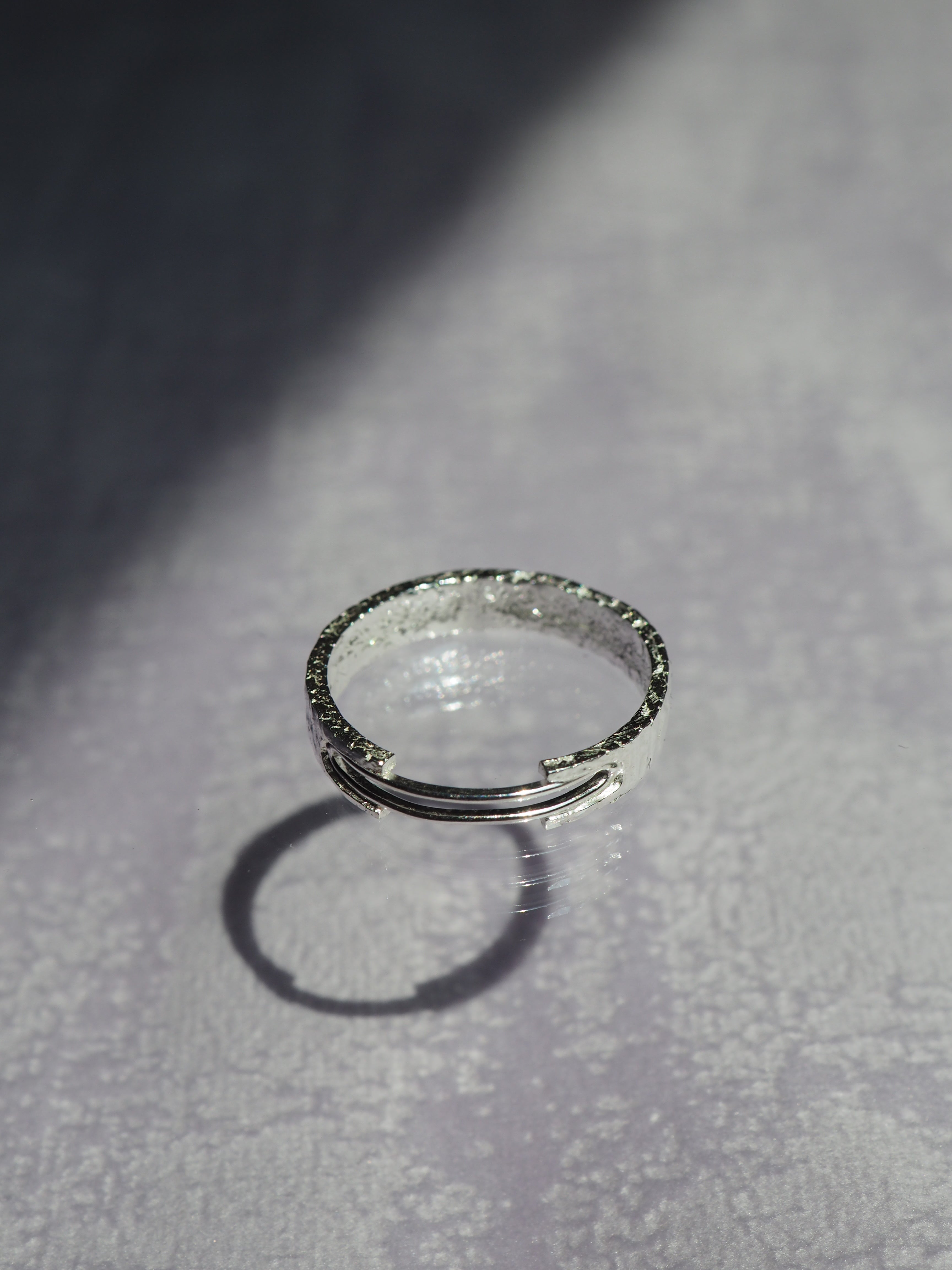 Bague semi ouverte texturée ponctuée d'un anneau ovale ✨
