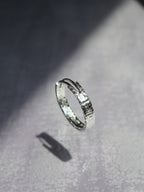 Bague semi ouverte texturée ponctuée d'un anneau ovale ✨
