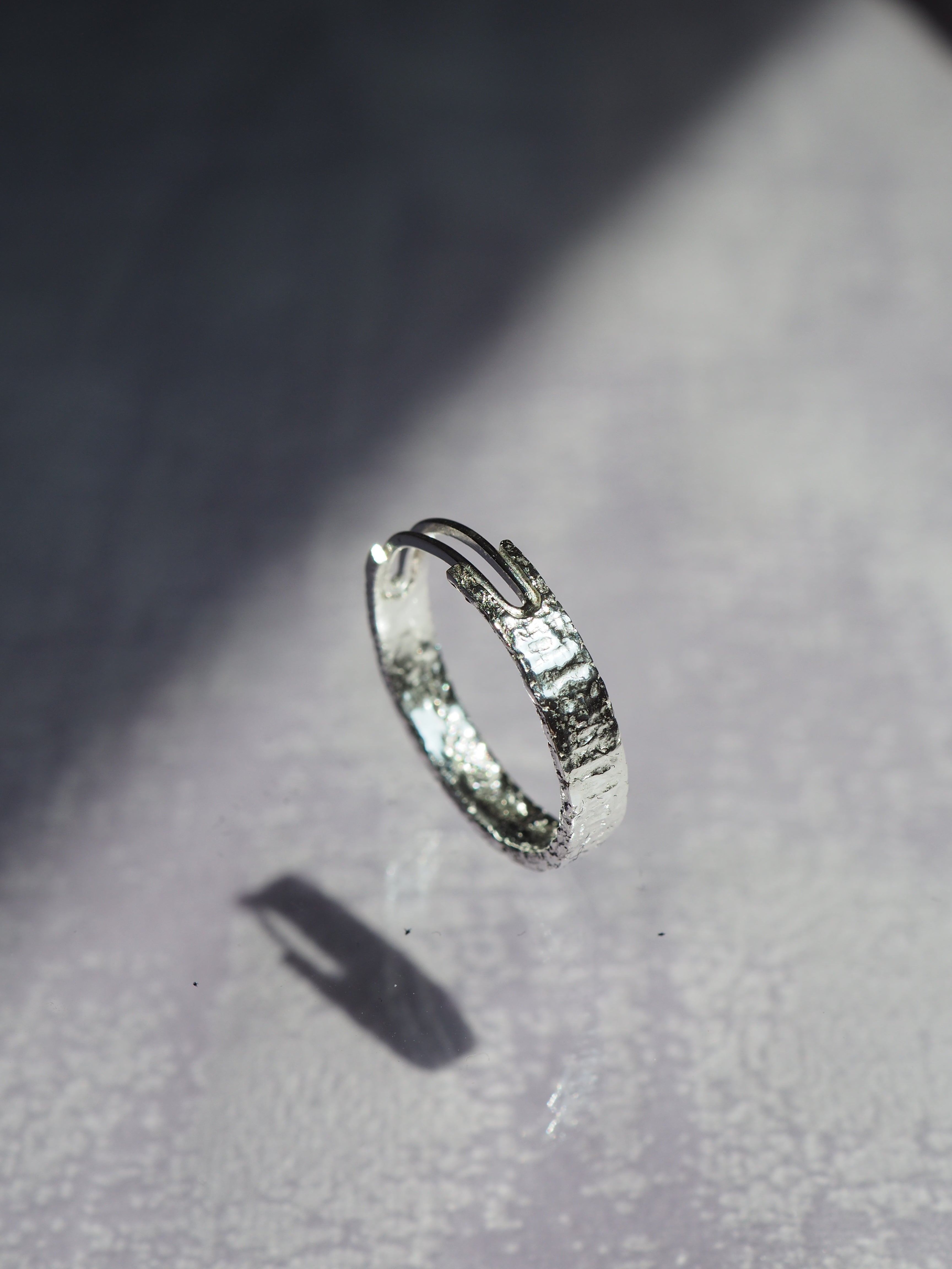 Bague semi ouverte texturée ponctuée d'un anneau ovale ✨