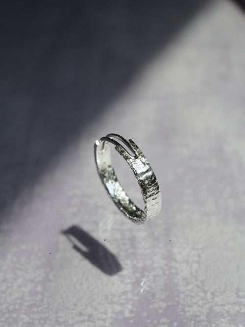 Bague semi ouverte texturée ponctuée d'un anneau ovale ✨