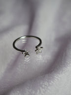 Bague ouverte en fil rond ornée de deux étoiles ✨