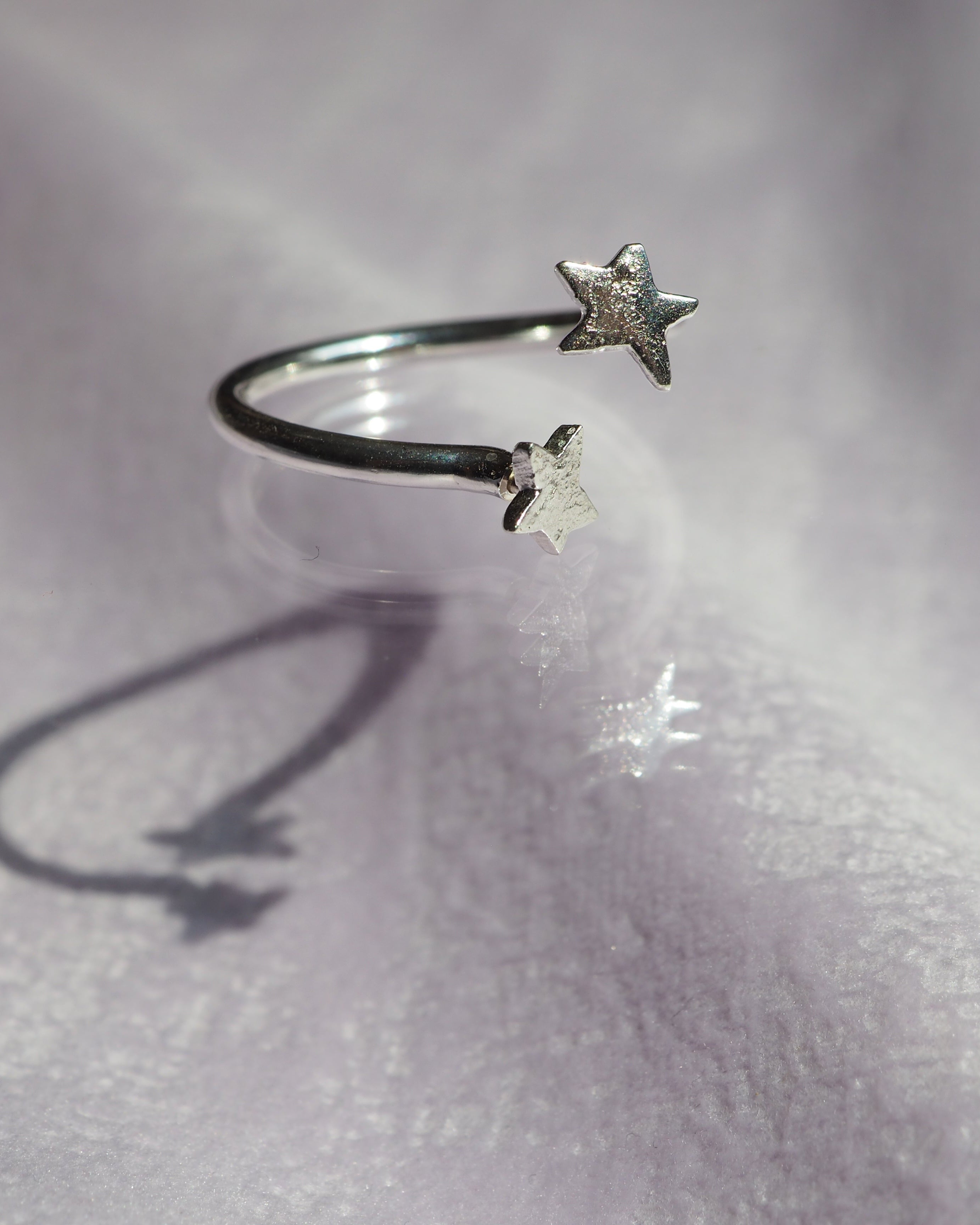 Bague ouverte en fil rond ornée de deux étoiles croisées ✨