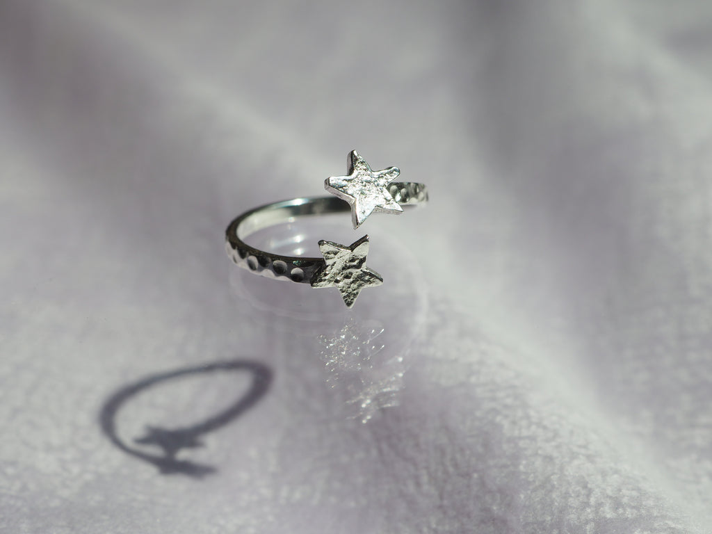 Bague ouverte texturée et ornée de deux étoiles ✨