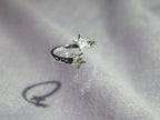 Bague ouverte texturée et ornée de deux étoiles ✨