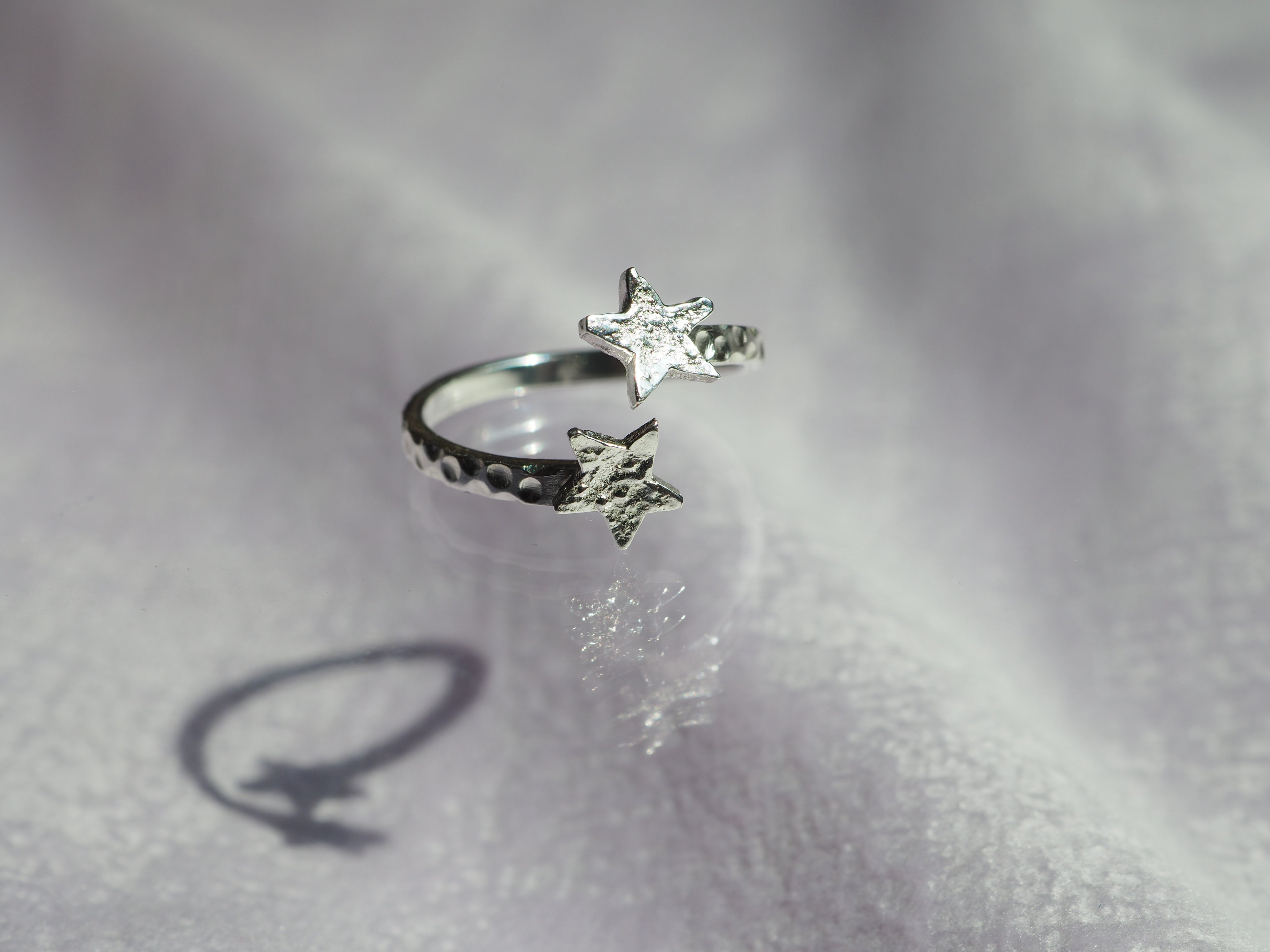 Bague ouverte texturée et ornée de deux étoiles ✨