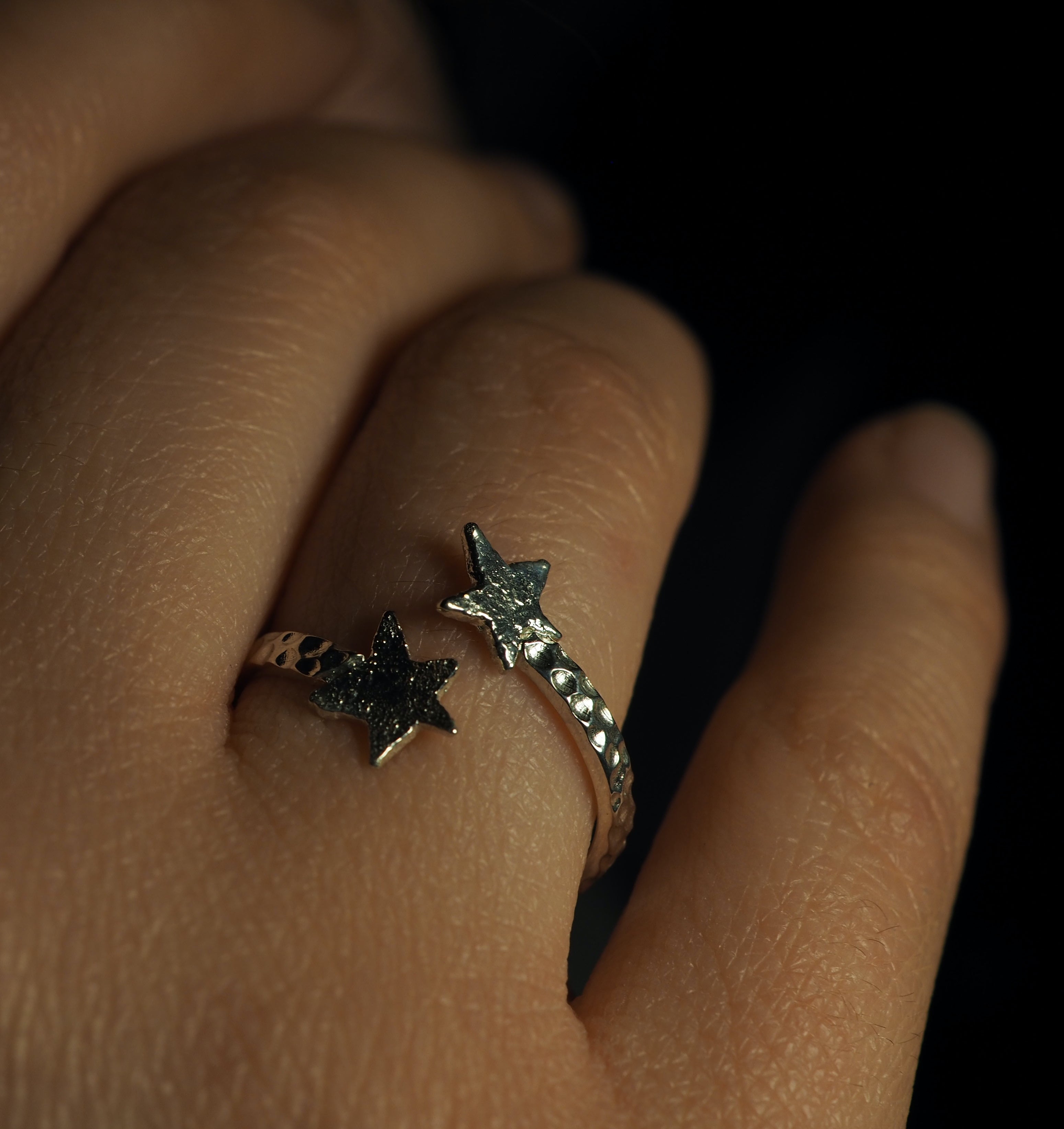 Bague ouverte texturée et ornée de deux étoiles ✨