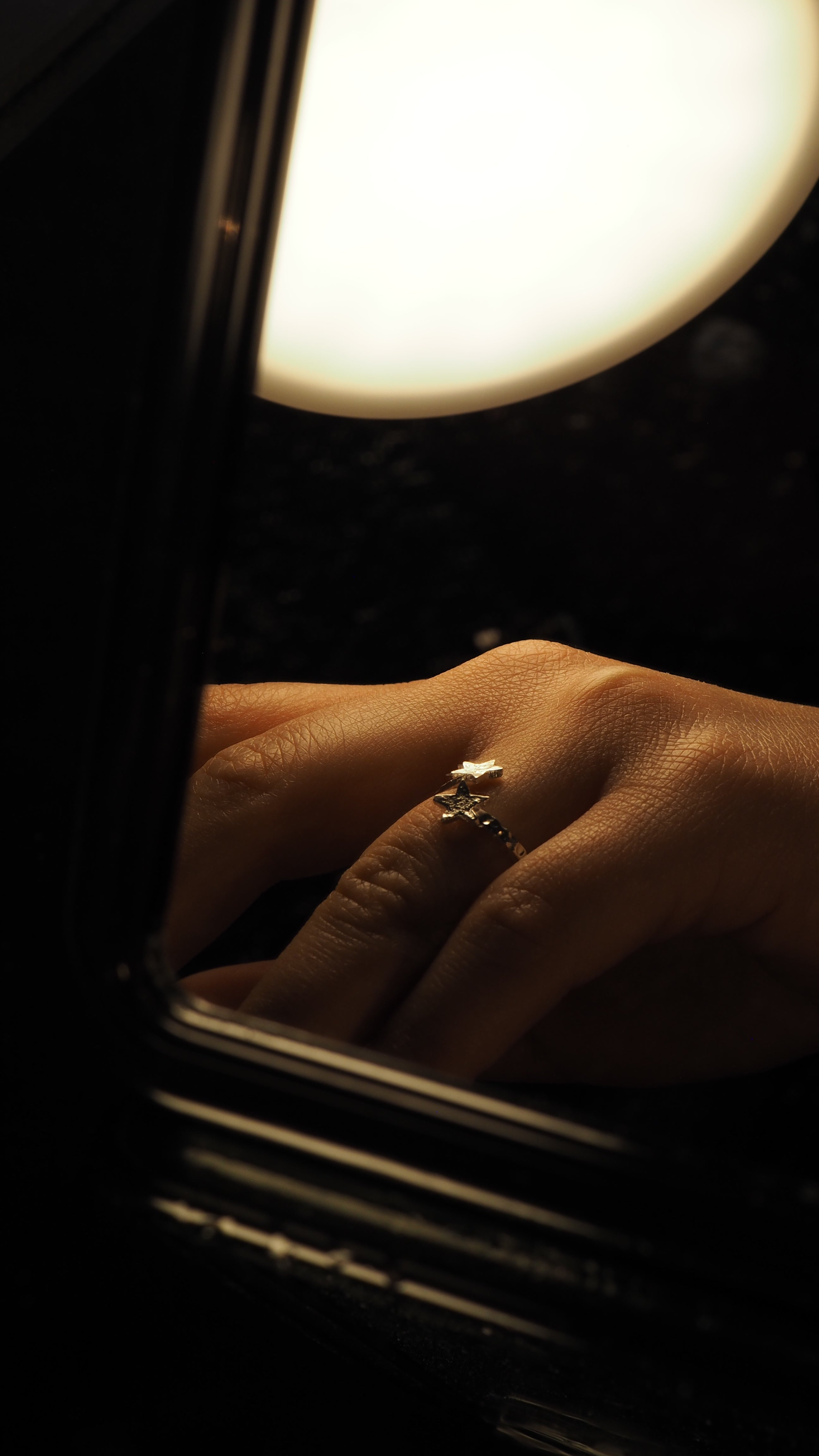 Bague ouverte texturée et ornée de deux étoiles ✨