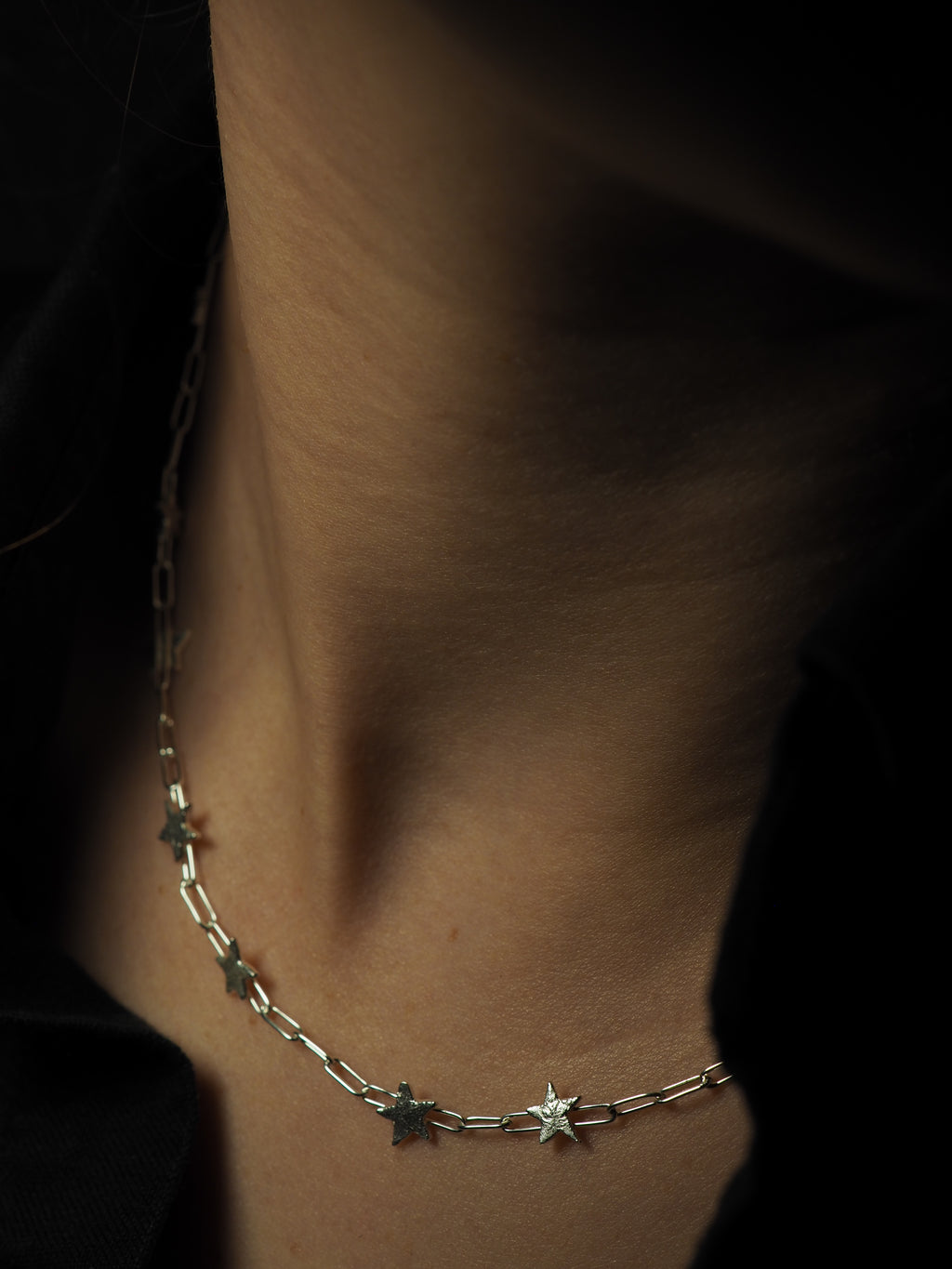 Collier court parsemé d'étoiles ✨