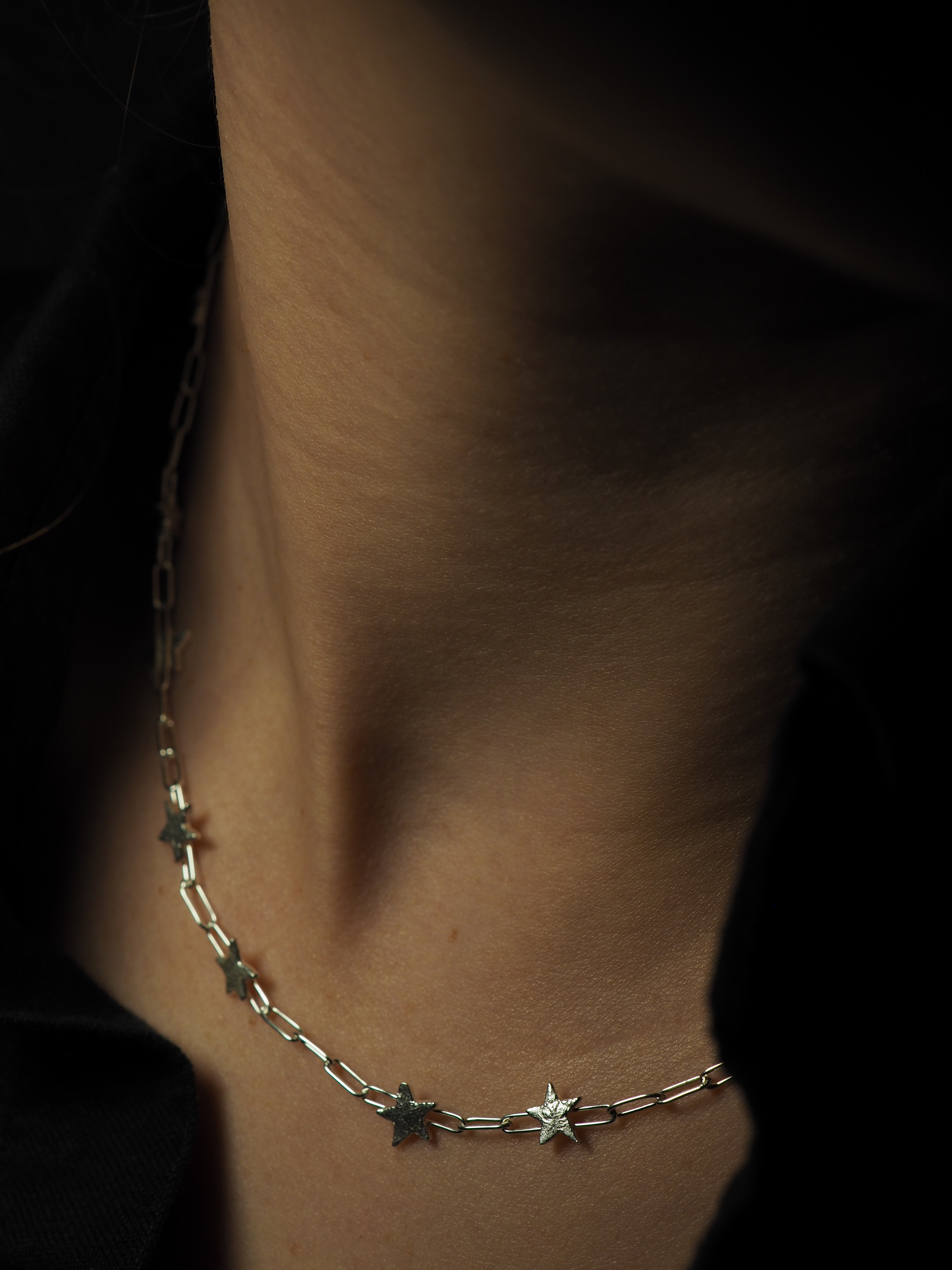 Collier court parsemé d'étoiles ✨