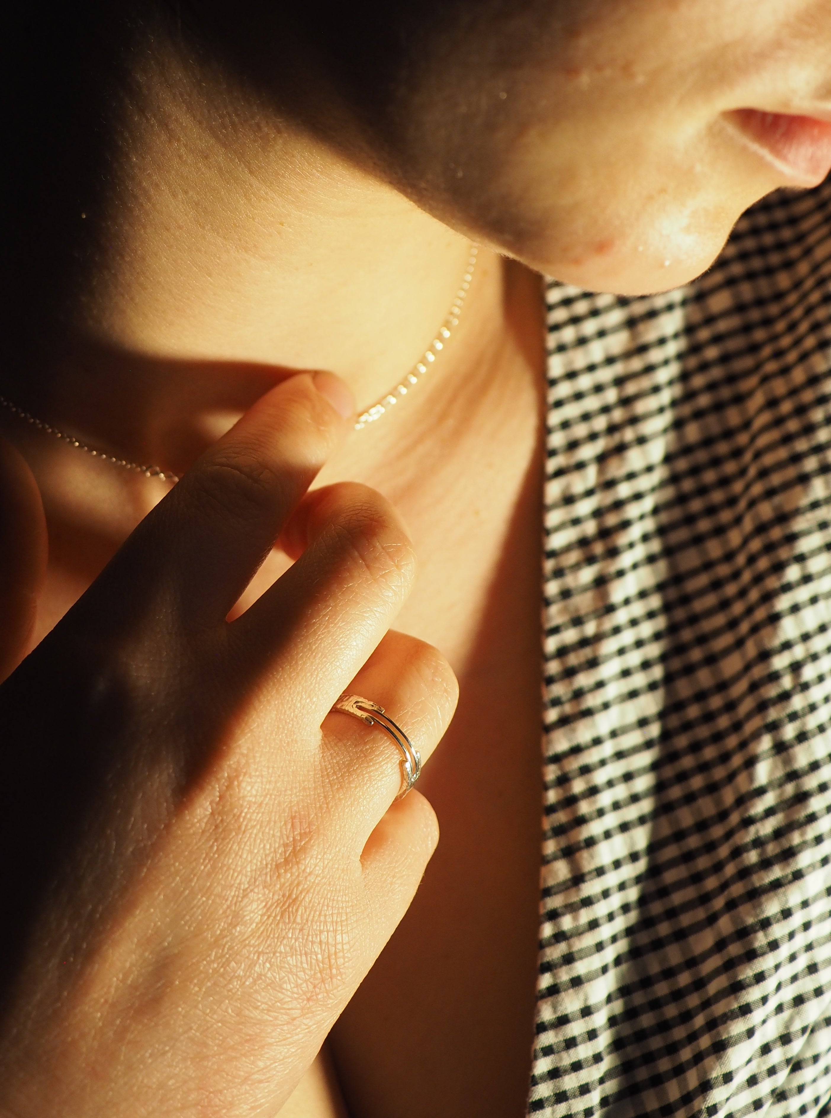 Bague semi ouverte texturée ponctuée d'un anneau ovale ✨