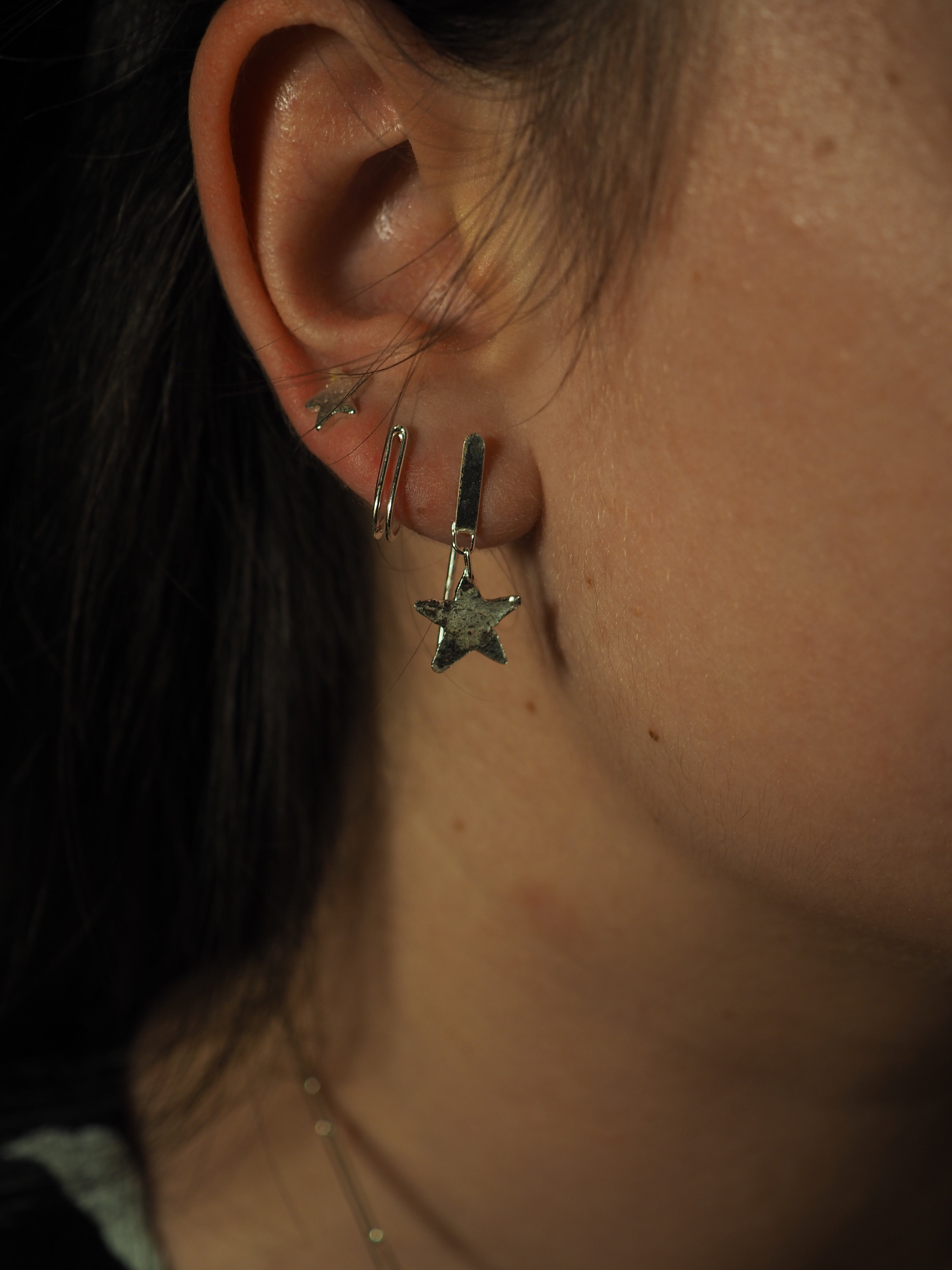 Boucles d’oreilles plates ponctuées d’une étoile ✨